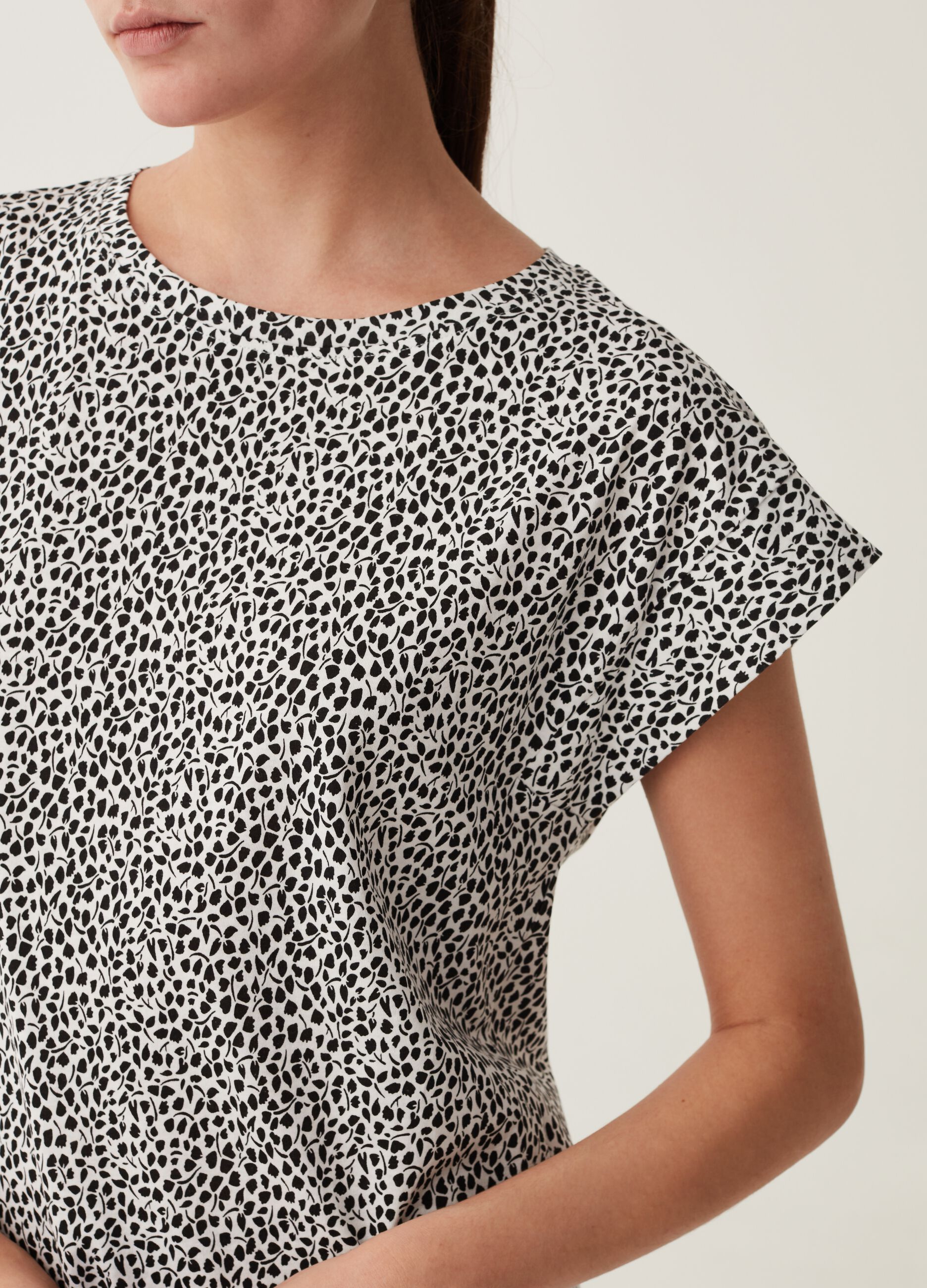 T-shirt maniche a kimono e stampa all-over