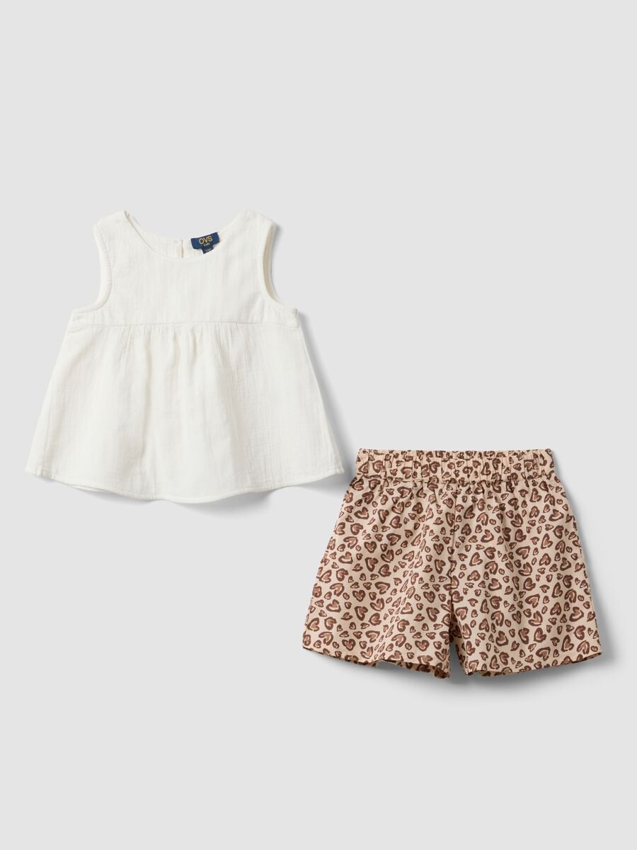 Completo bianco in puro cotone con top smanicato e shorts_0