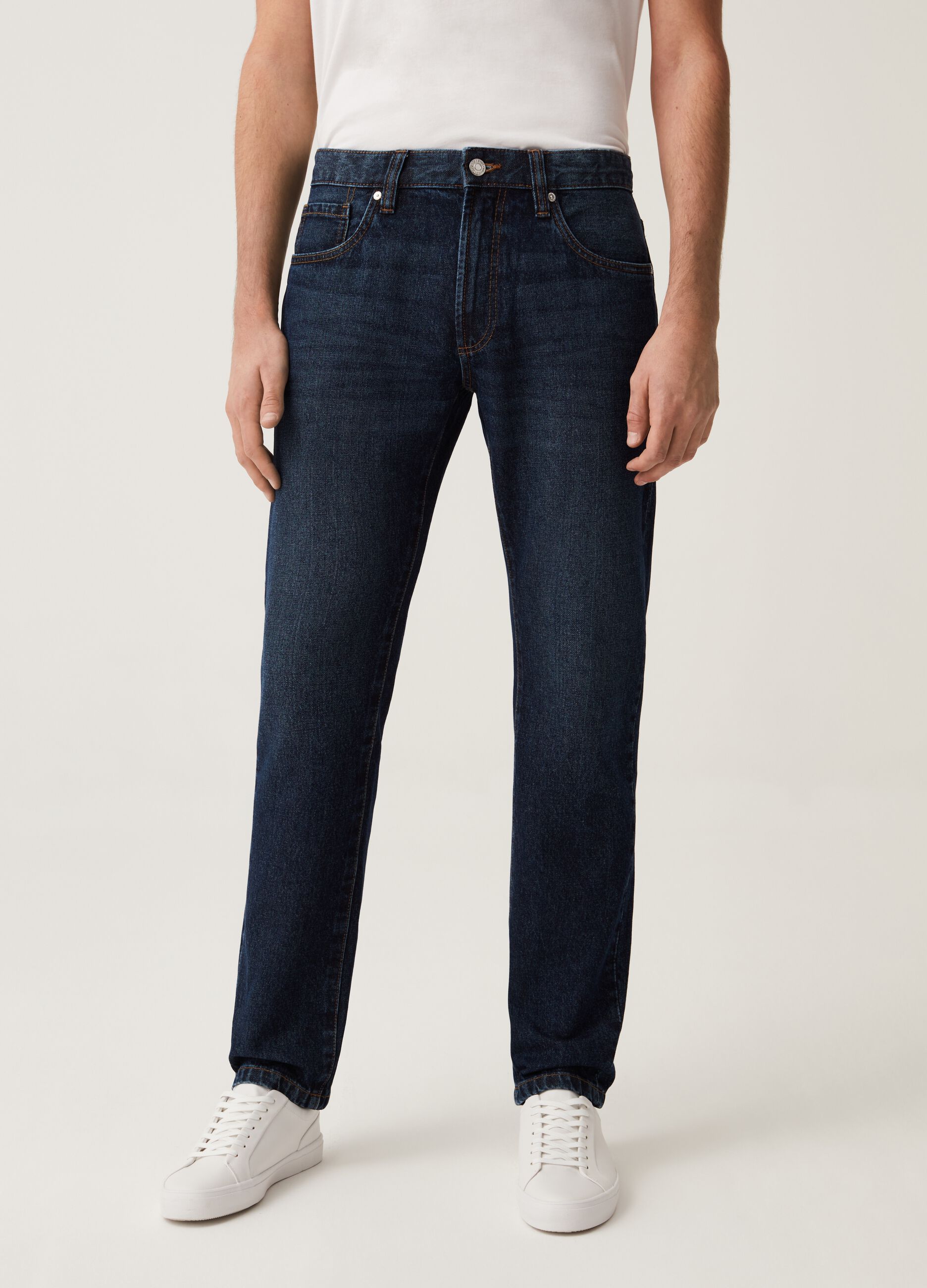 Regular fit jeans with discolouring