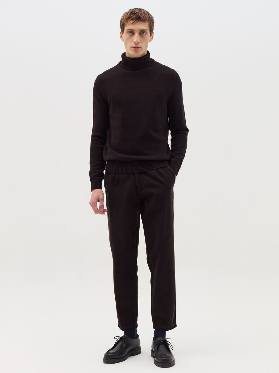 Chino trousers in corduroy with darts_1