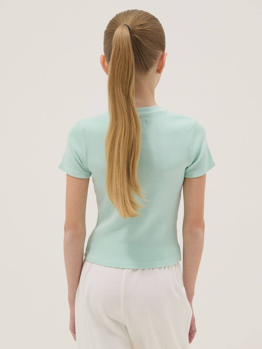 T-shirt fitted in cotone elasticizzato azzurra da ragazza con ricamo_1