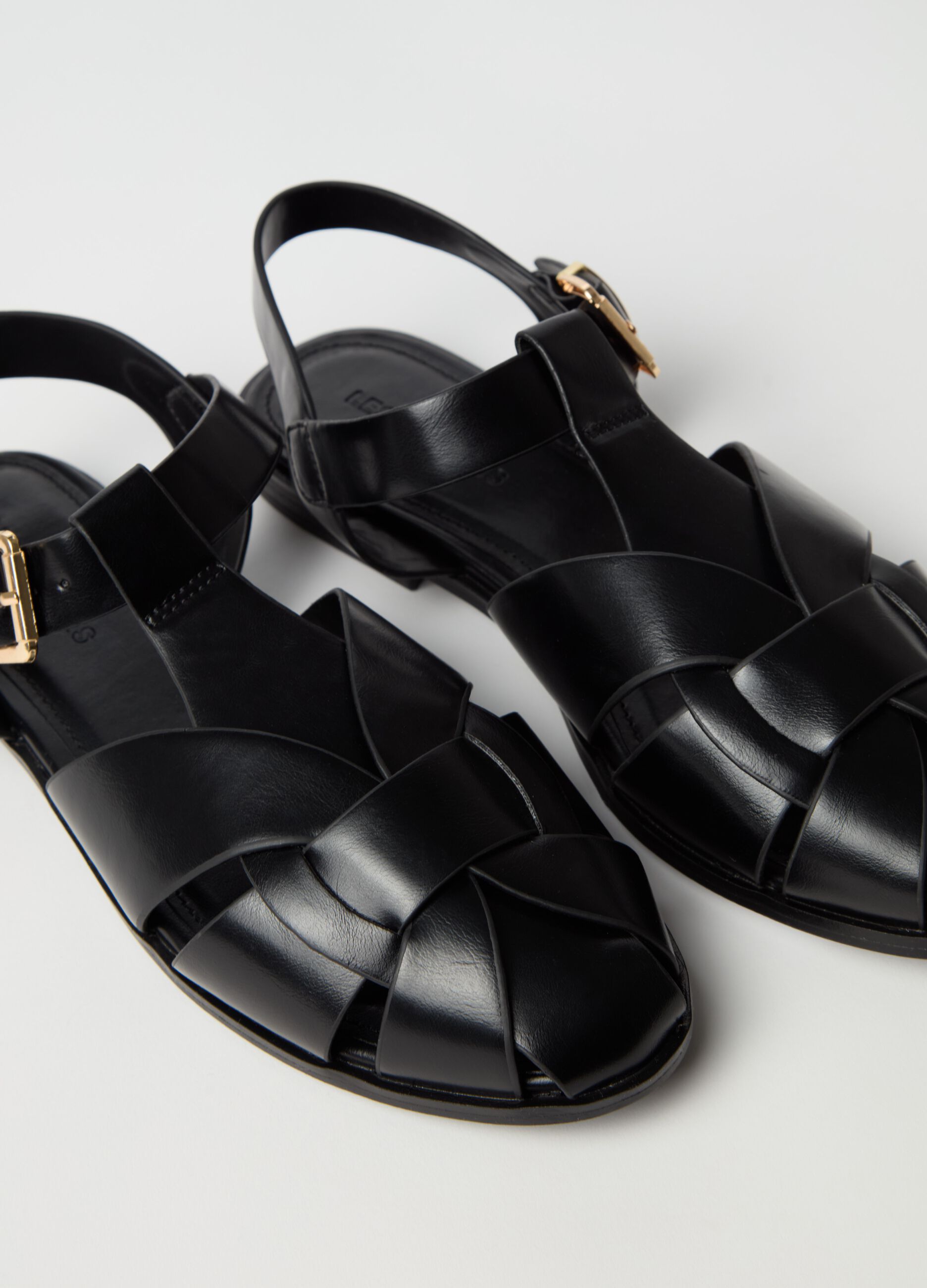 Flat sandals with round toe