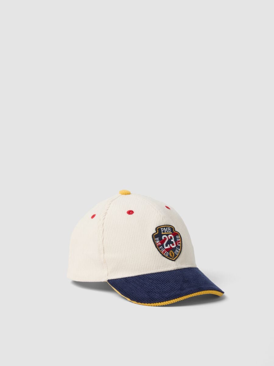 Cappello beige in puro cotone con visiera blu e patch_0