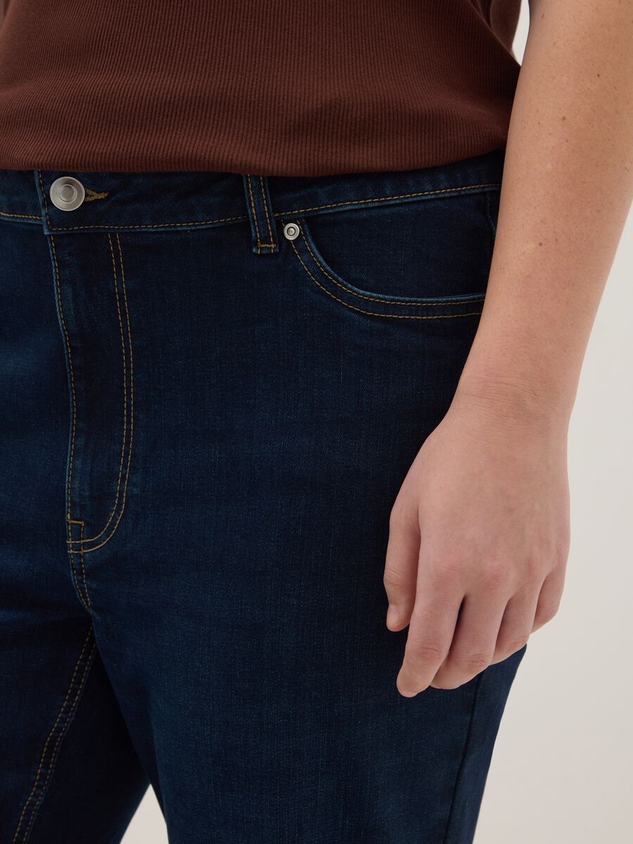 Jeans blu elasticizzati con taglio flare_3