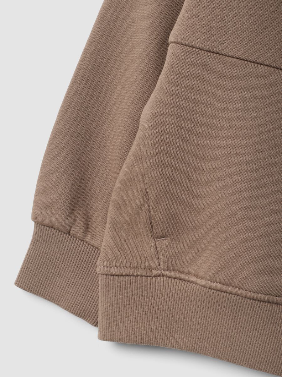 Felpa marrone con cappuccio in puro cotone organico over fit per bambino_3