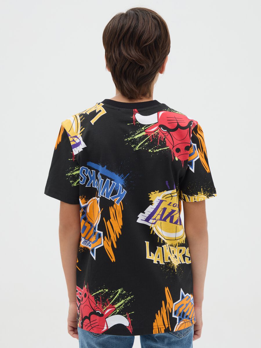 T-shirt da ragazzo in puro cotone nera regular fit con stampa basket_1