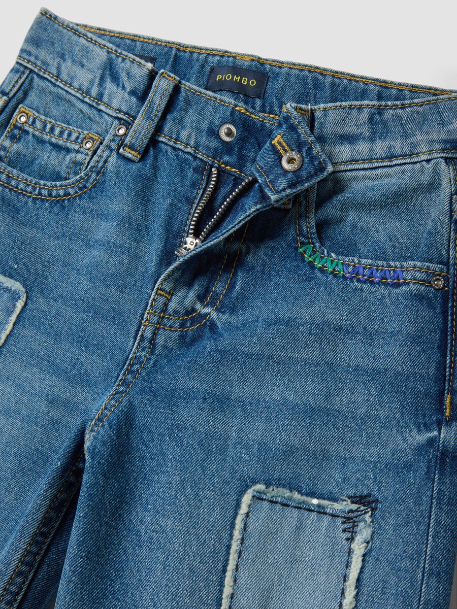 Jeans denim blu in puro cotone straight fit con toppe per bambino_1