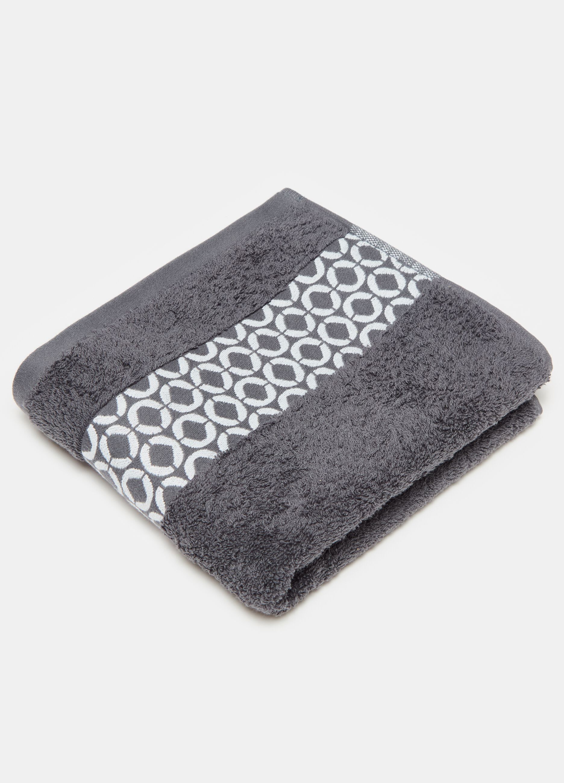 Face towel with dots patterned trim