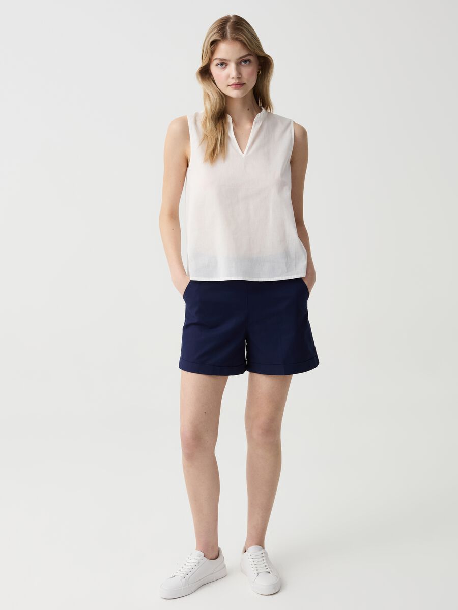 Shorts in cotone stretch con risvolti_0