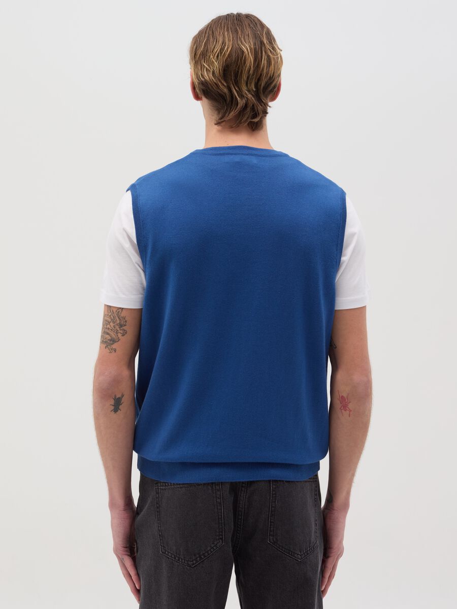 Gilet with V neck and buttons_3