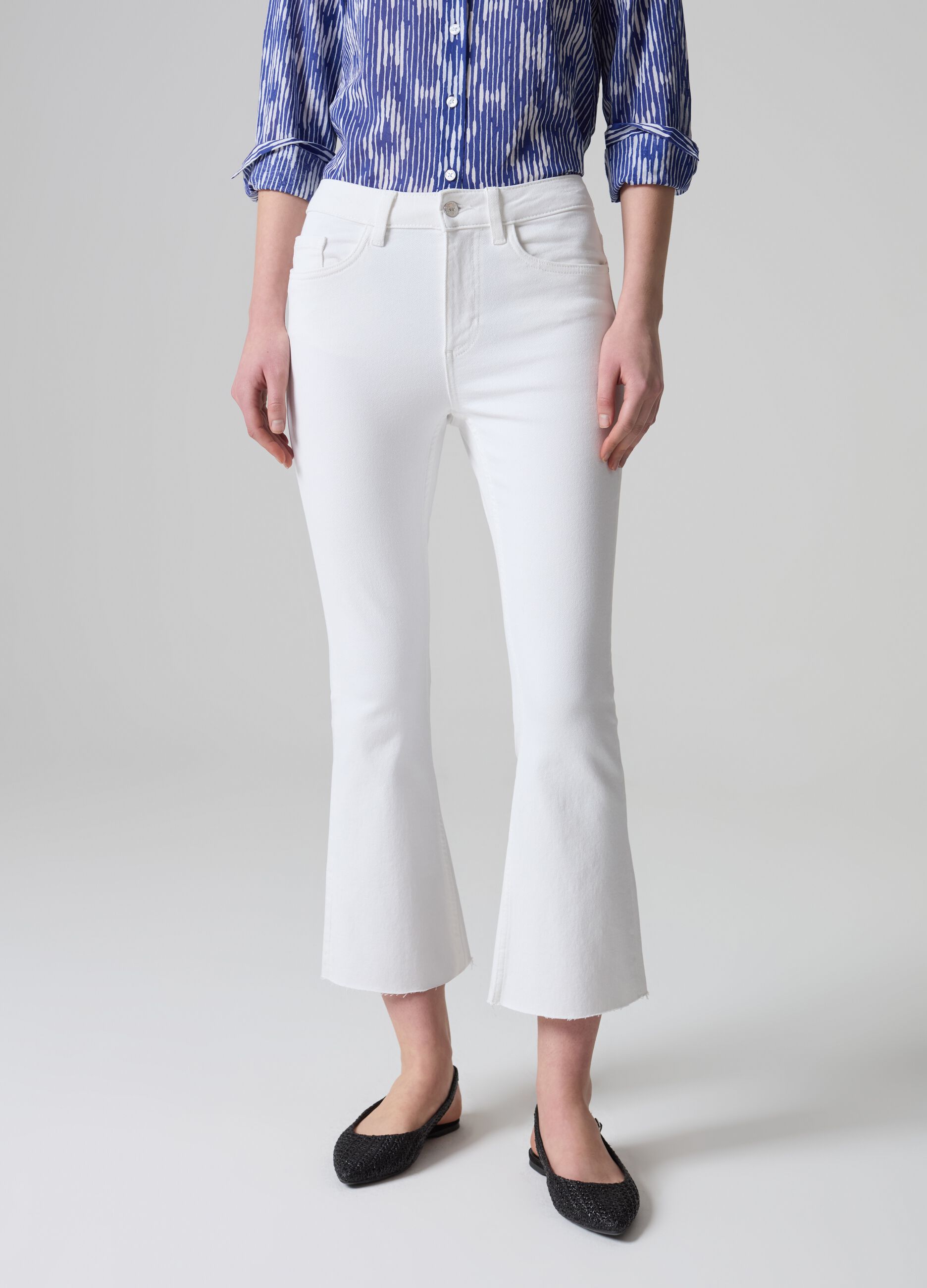 Jeans flare fit crop con orlo a vivo