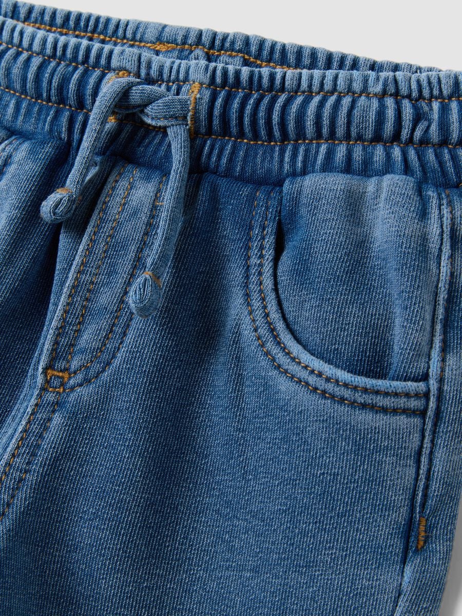 Pantaloni denim blu in misto cotone con vita elasticizzata per bimbo_2