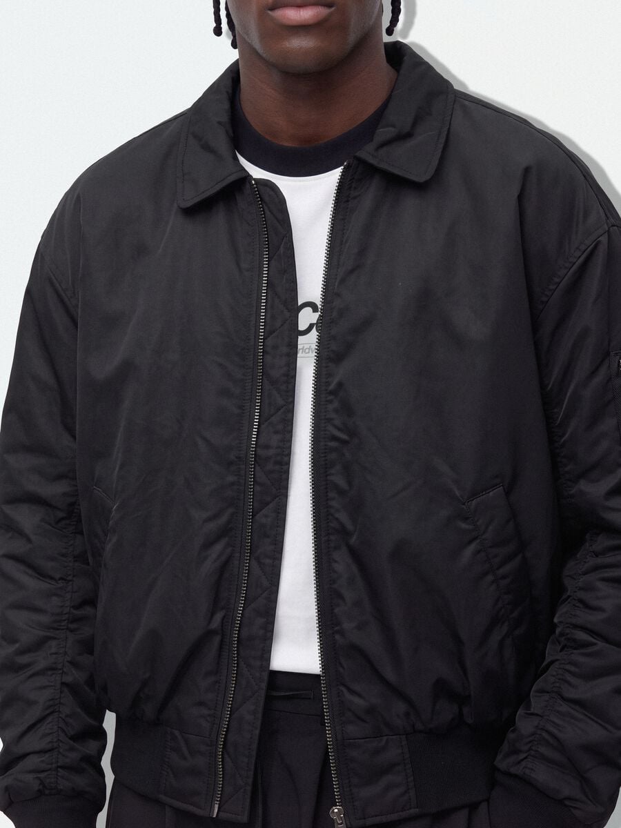 Giubbotto nero crop imbottito con zip e collo a camicia_3
