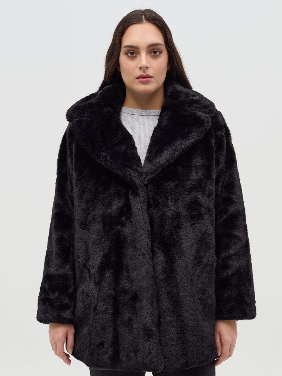 Curvy coat in faux fur_0