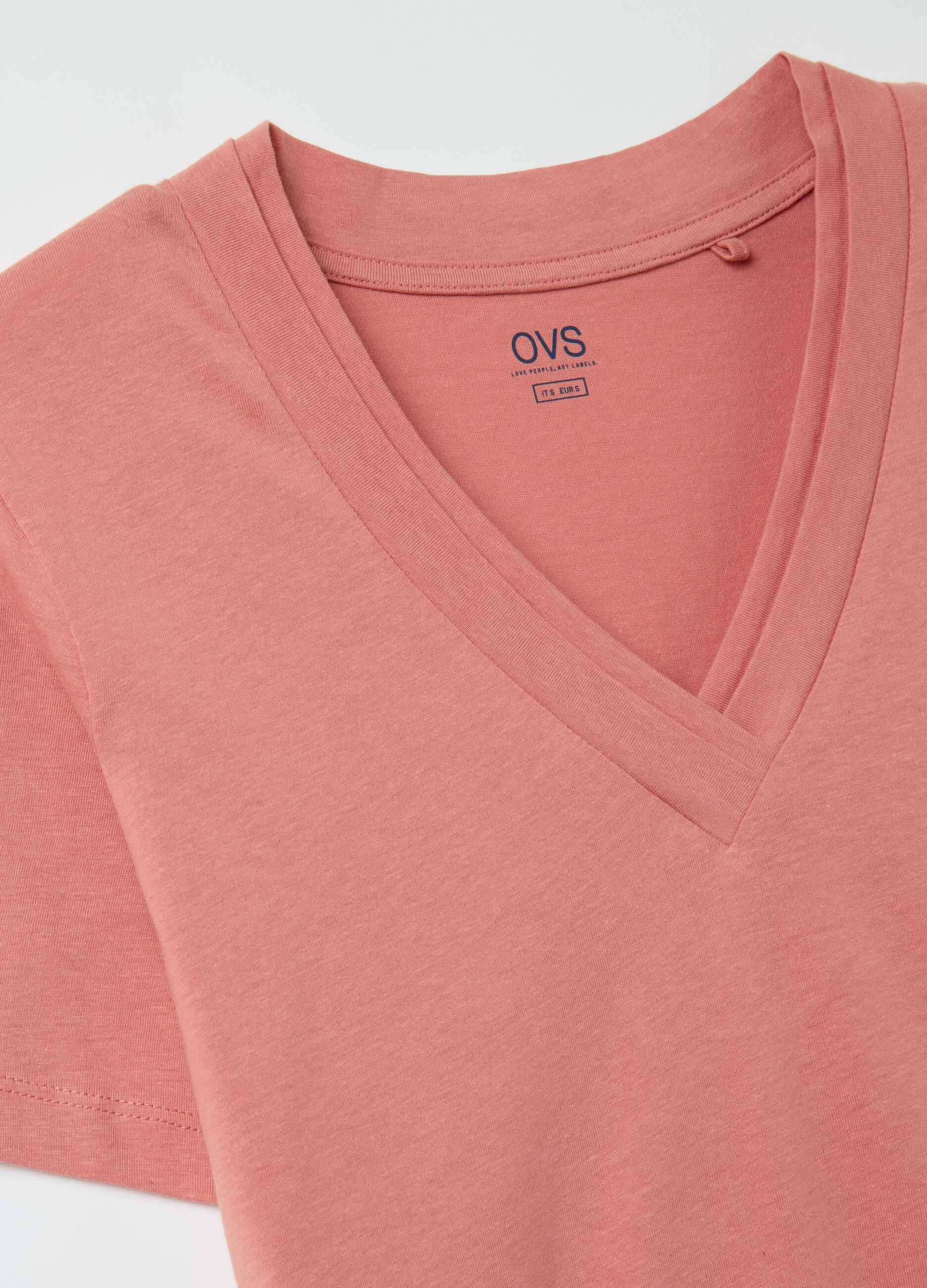 T-shirt rosa con scollo a V