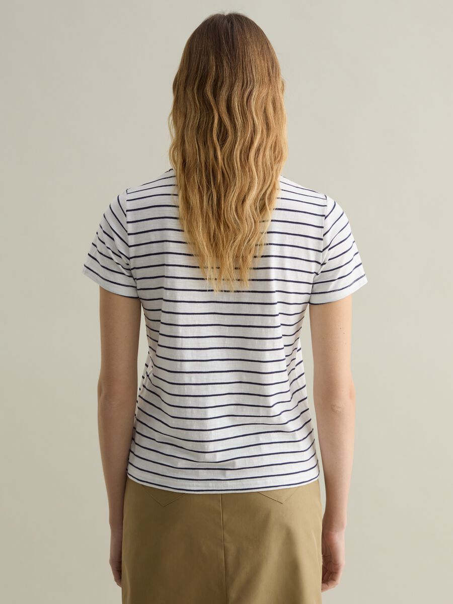 T-shirt with round neck and striped pattern_2