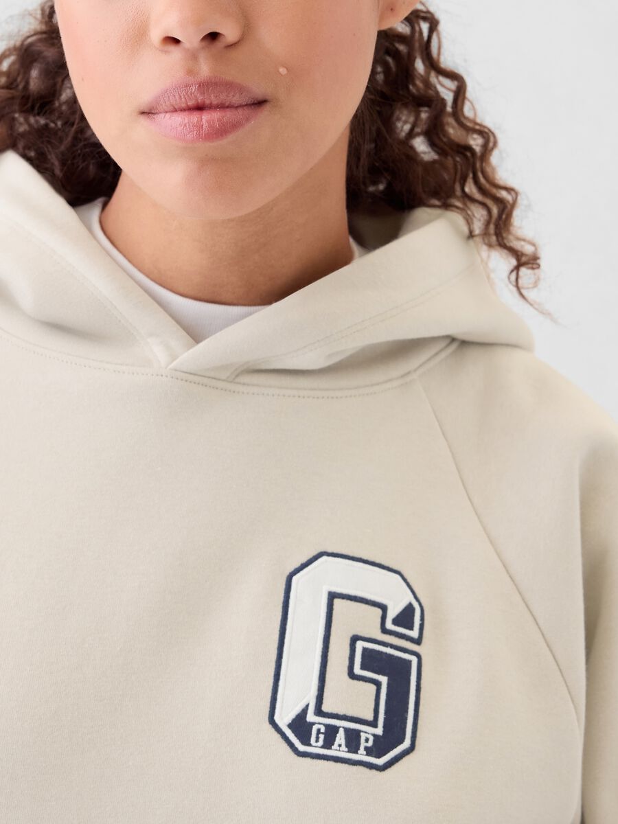 Sweatshirt with hood and raglan sleeves_3