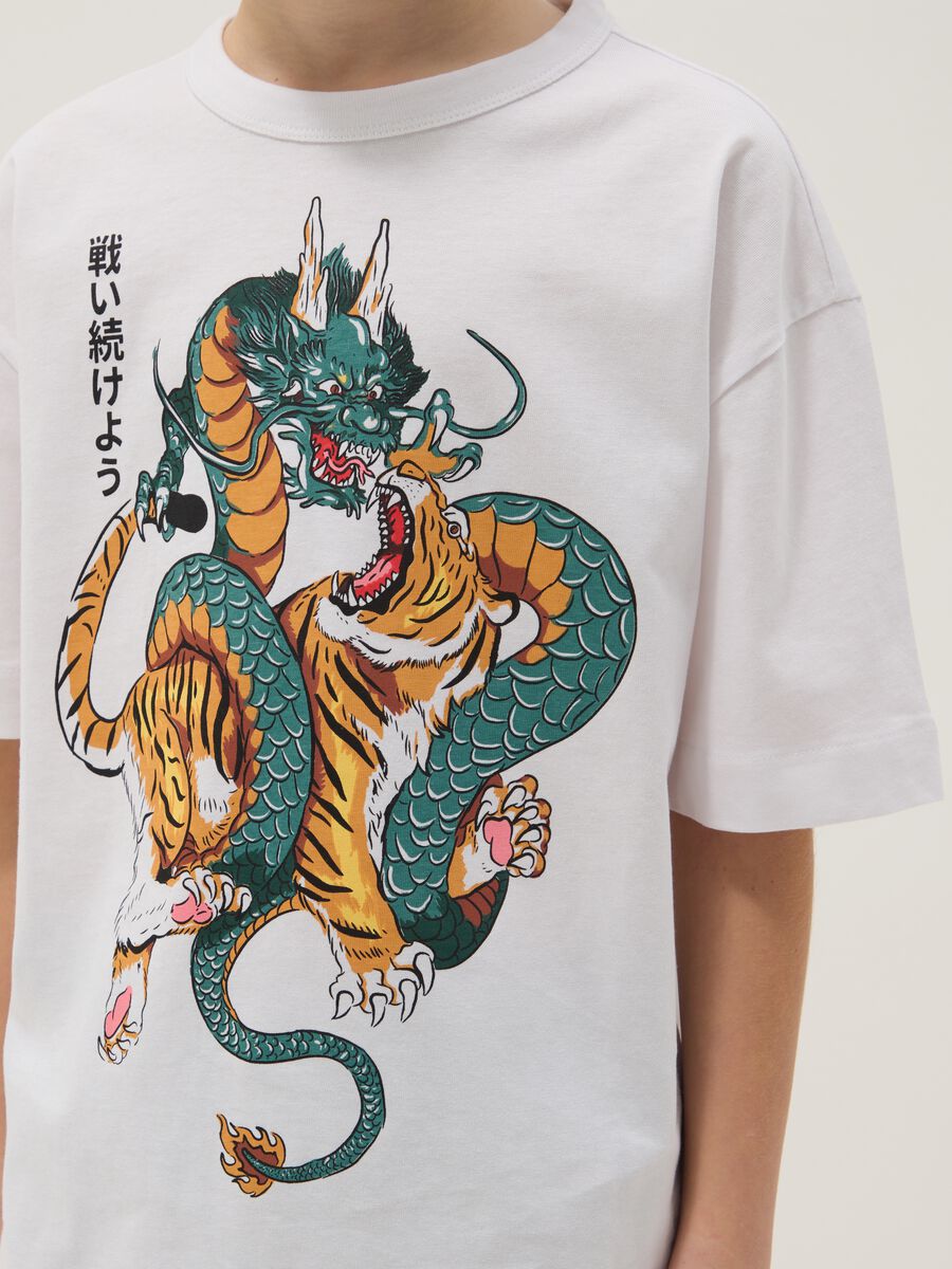 T-shirt in puro cotone bianca oversize fit con drago e tigre_2