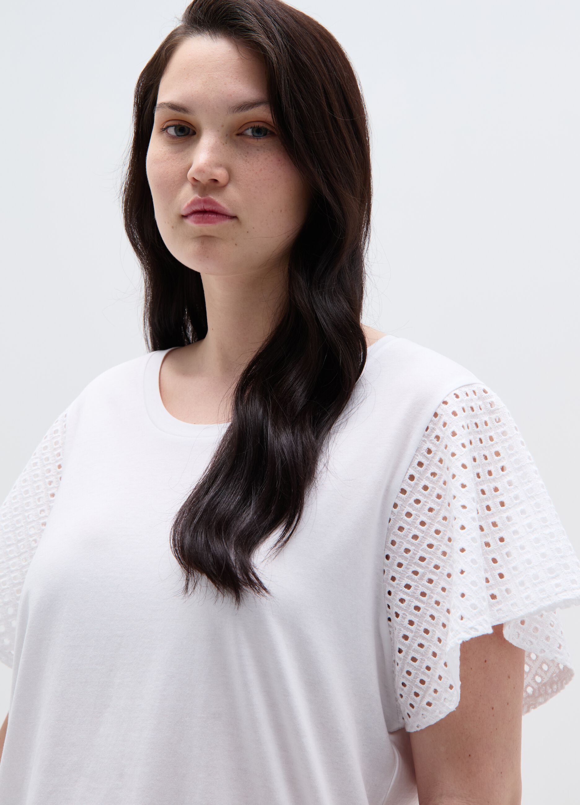 Curvy T-shirt and butterfly sleeves in broderie anglaise