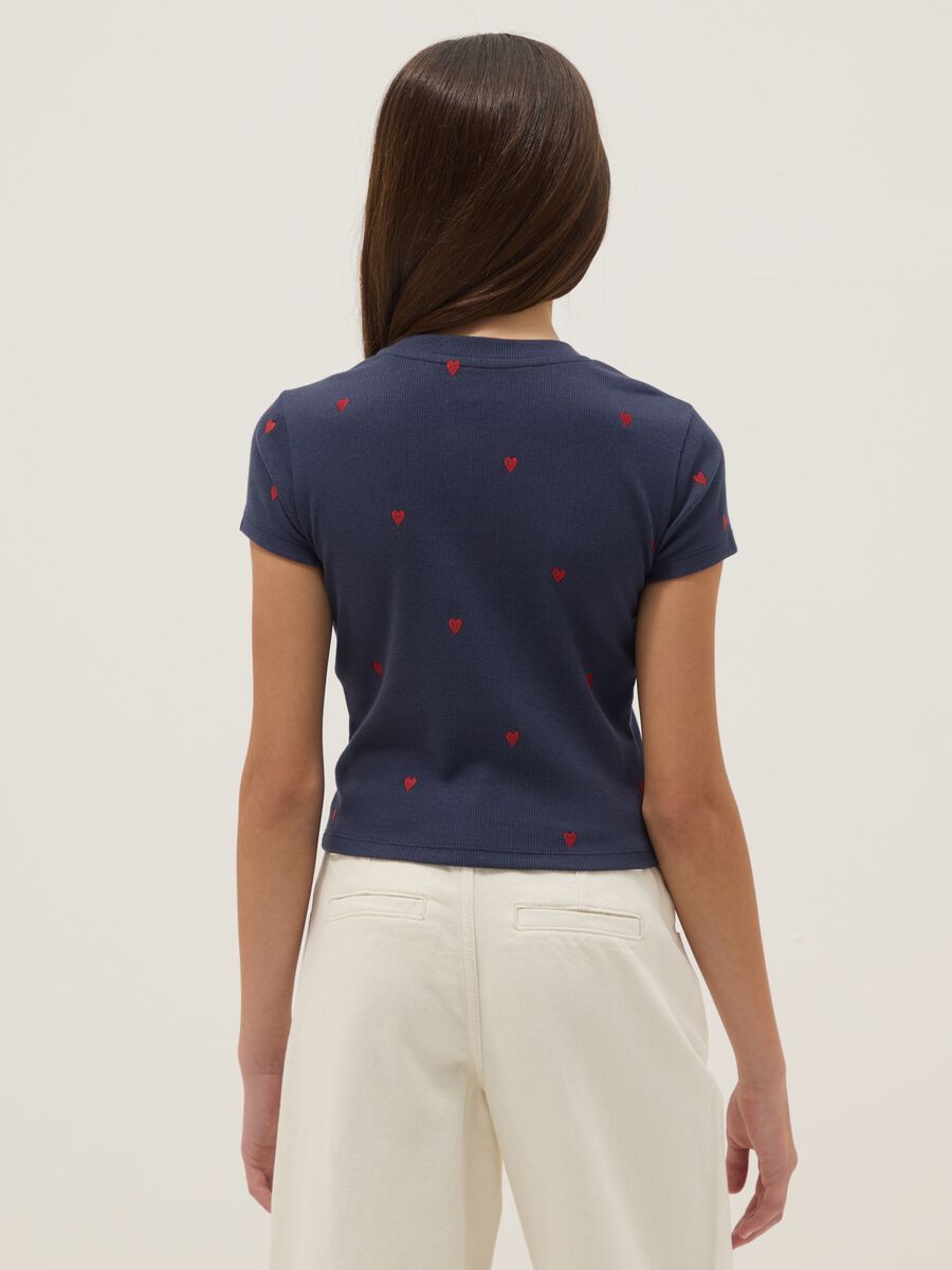T-shirt blu per ragazza in cotone elasticizzato con ricamo cuori _1