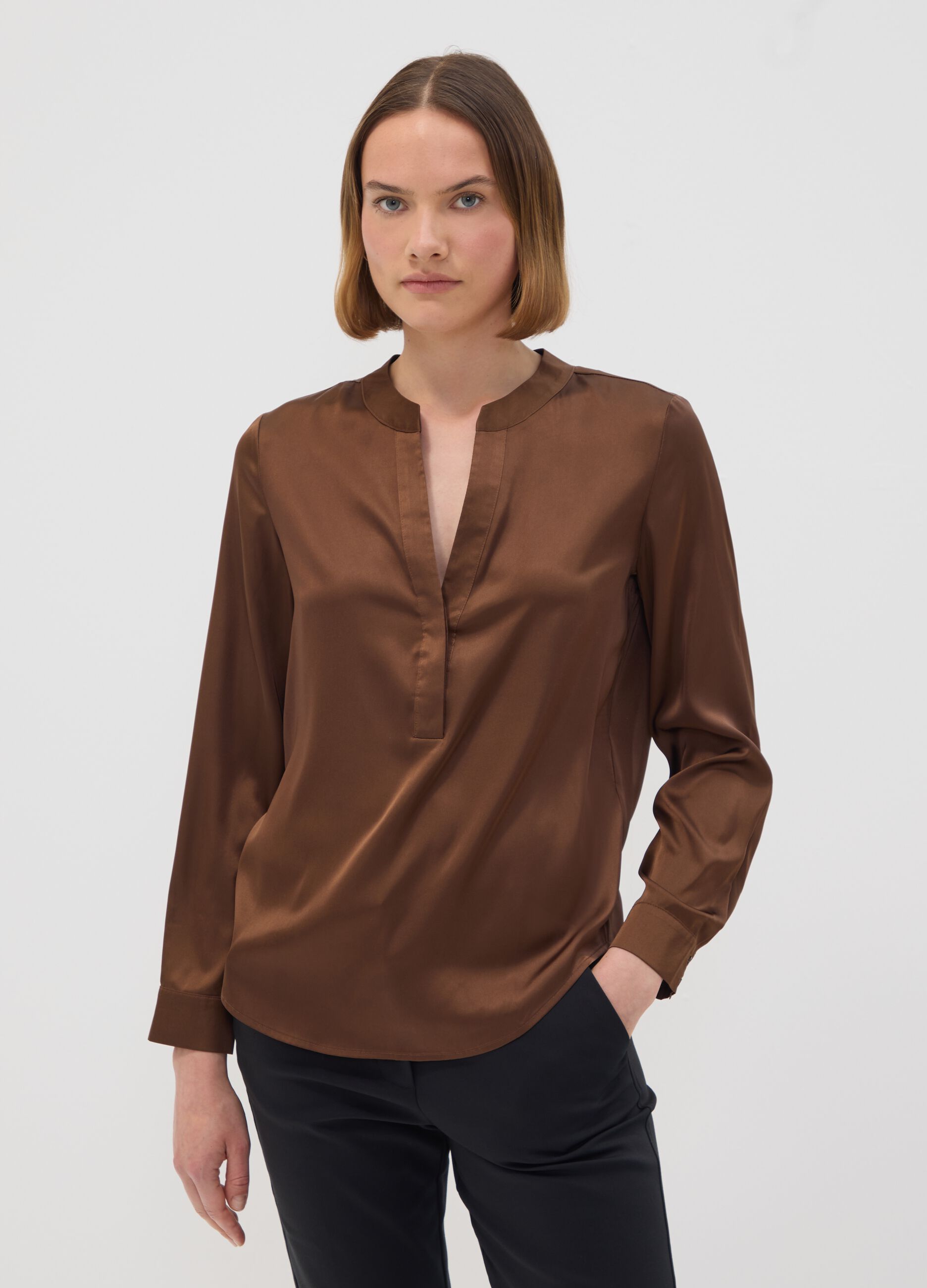 Camicia marrone in tessuto elasticizzato con collo coreano