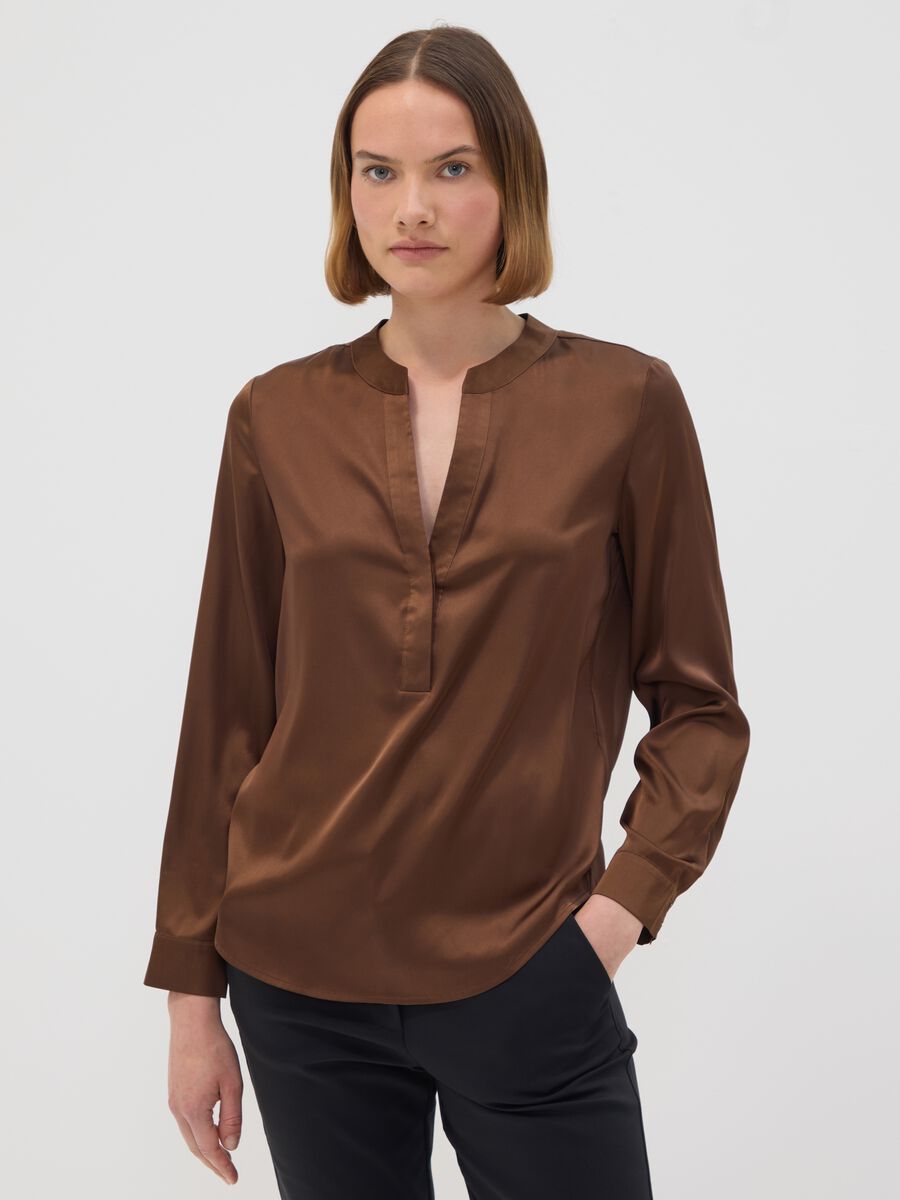 Camicia marrone in tessuto elasticizzato con collo coreano_0