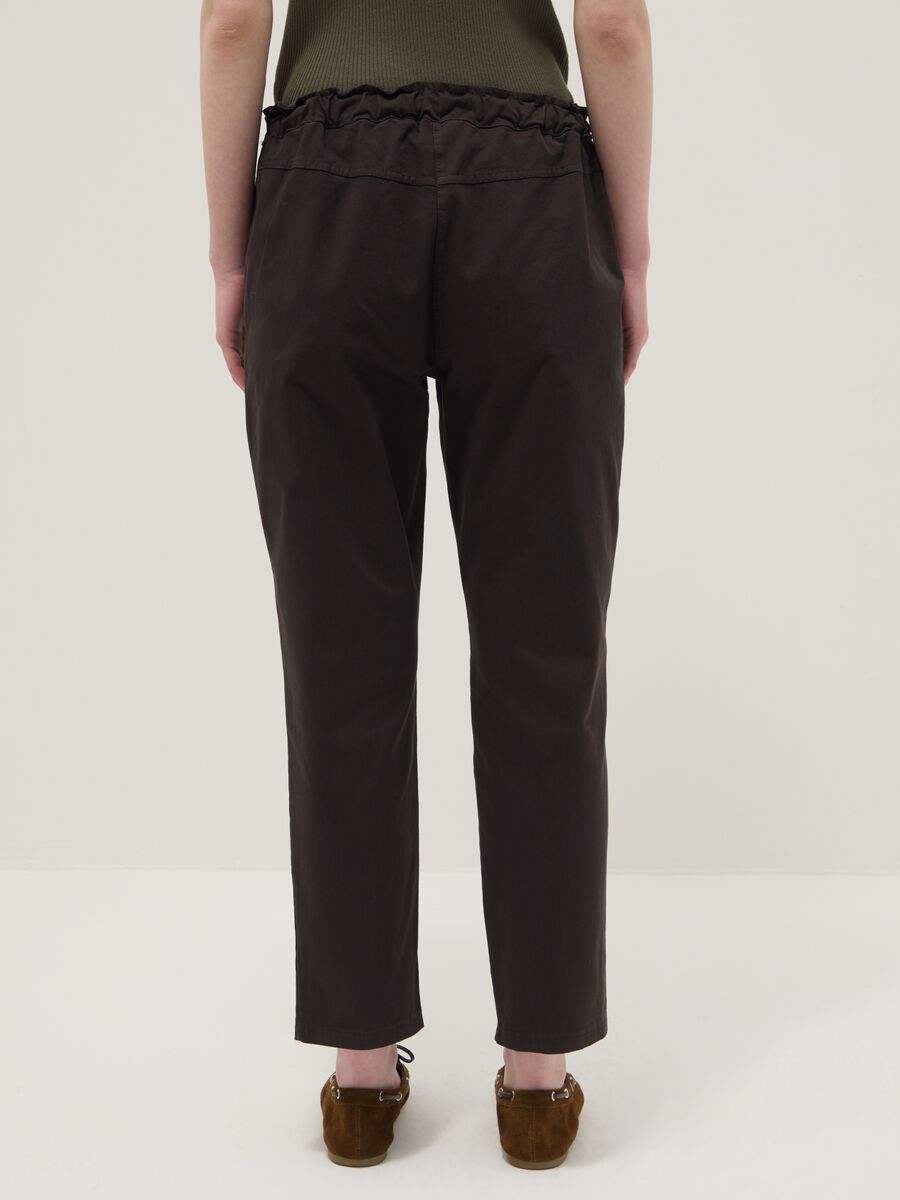Pantaloni in cotone elasticizzato marroni regular fit_2