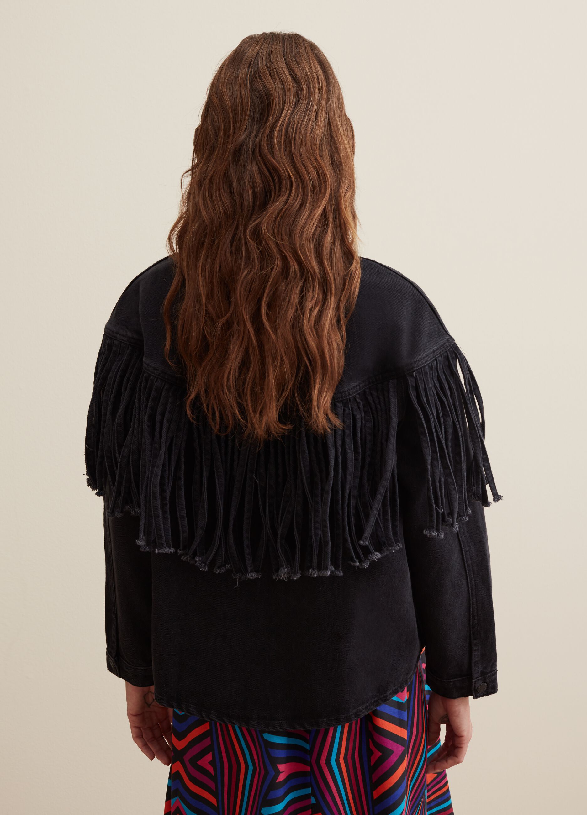 Giacca corta in denim con frange_2