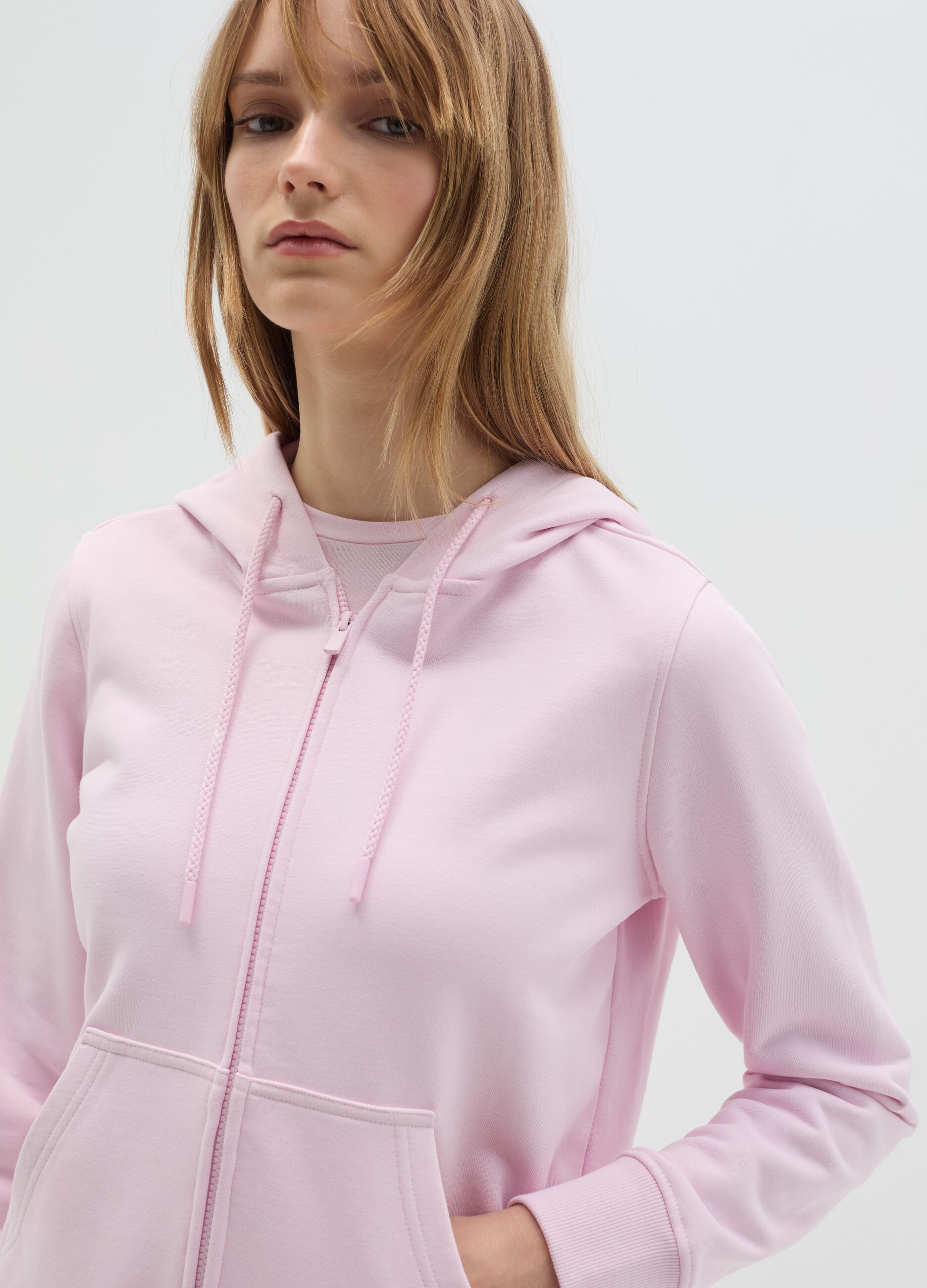 Essential full-zip sweatshirt with hood