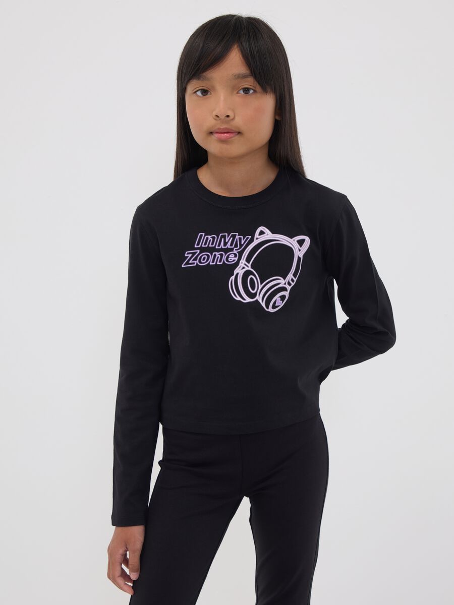 T-shirt crop nera in puro cotone organico con collo a costine per ragazza_1