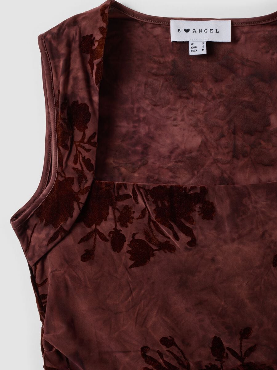 Top fitted rosso in tessuto elasticizzato con fantasia floreale_6