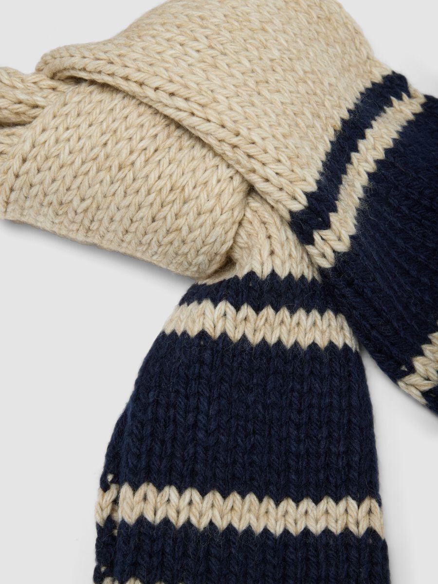 Sciarpa beige in misto lana a maglia con righe blu_1