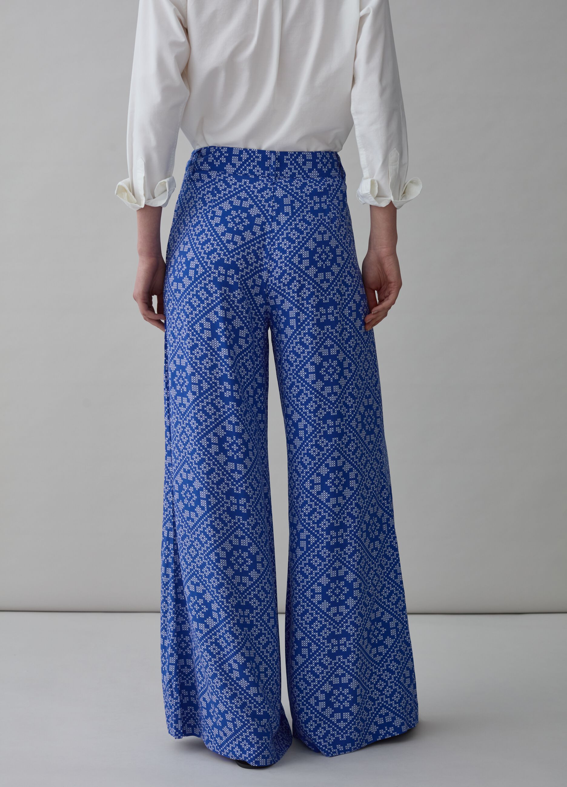 Pantalone flare fit in viscosa con stampa