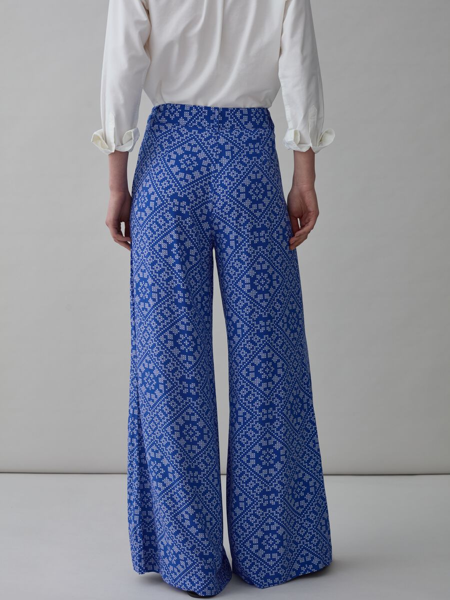 Pantalone flare fit in viscosa con stampa_1