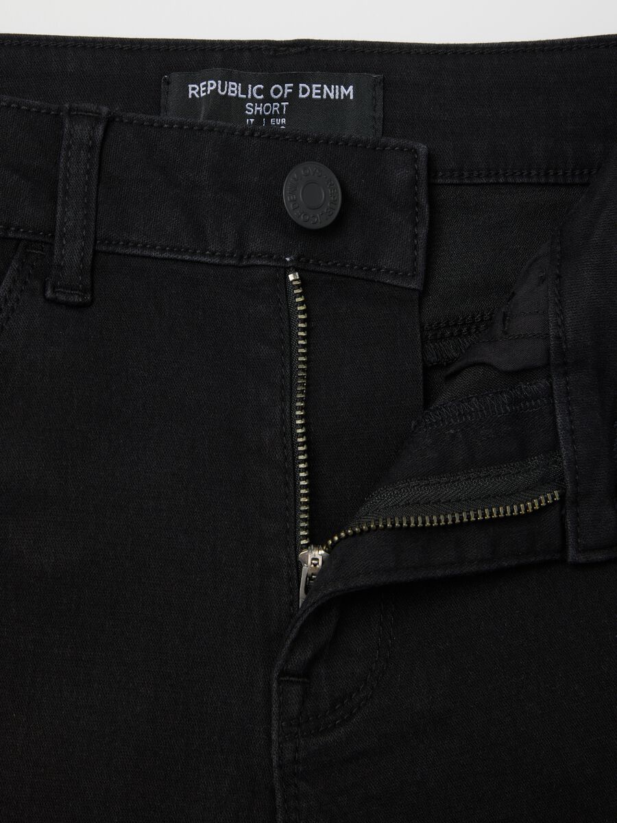 Women's black cotton-blend regular fit shorts_1