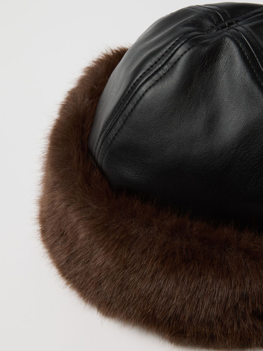 Cappello nero con bordo marrone_1