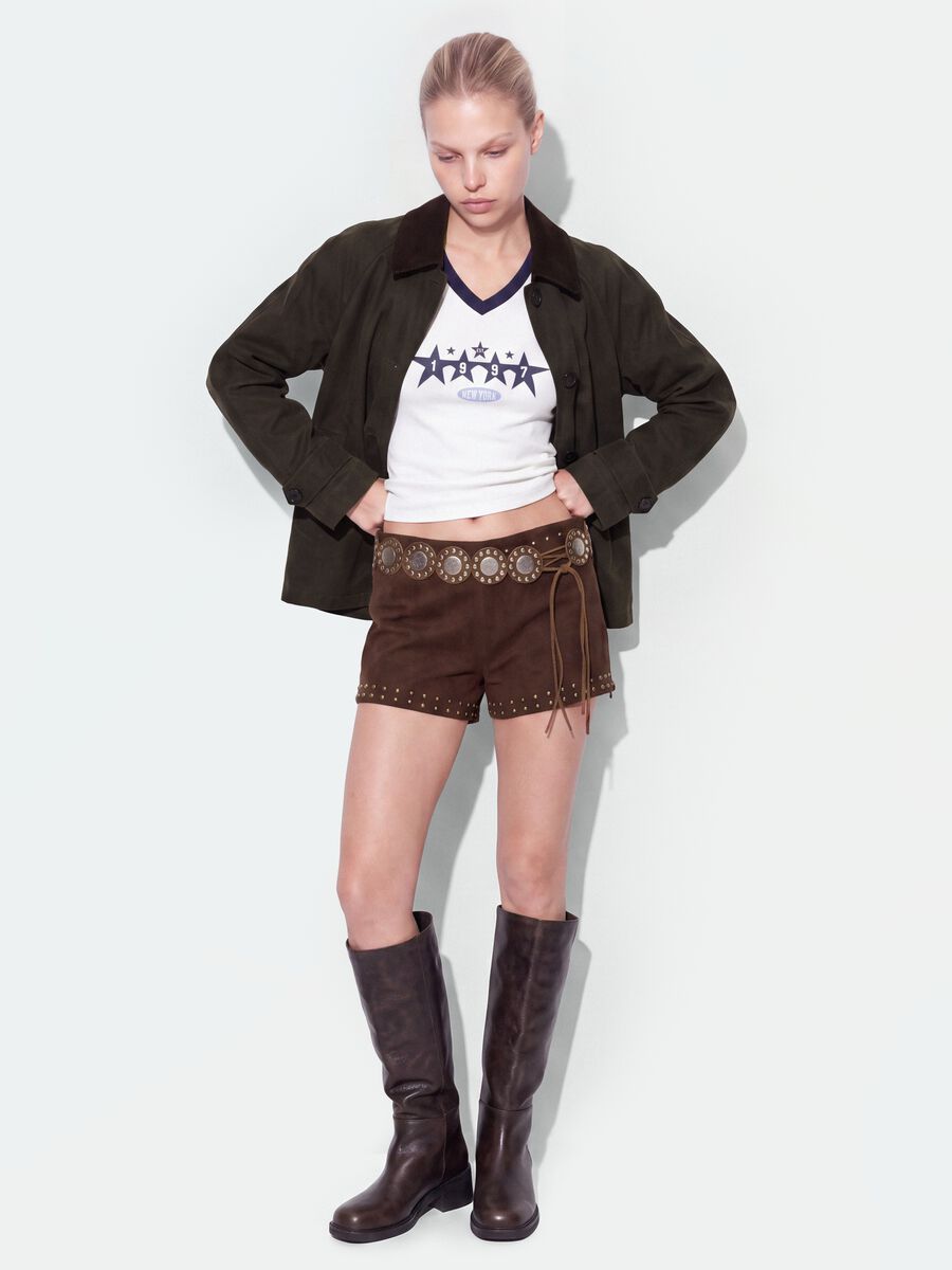 Mini shorts marroni in tessuto elasticizzato con borchie_0