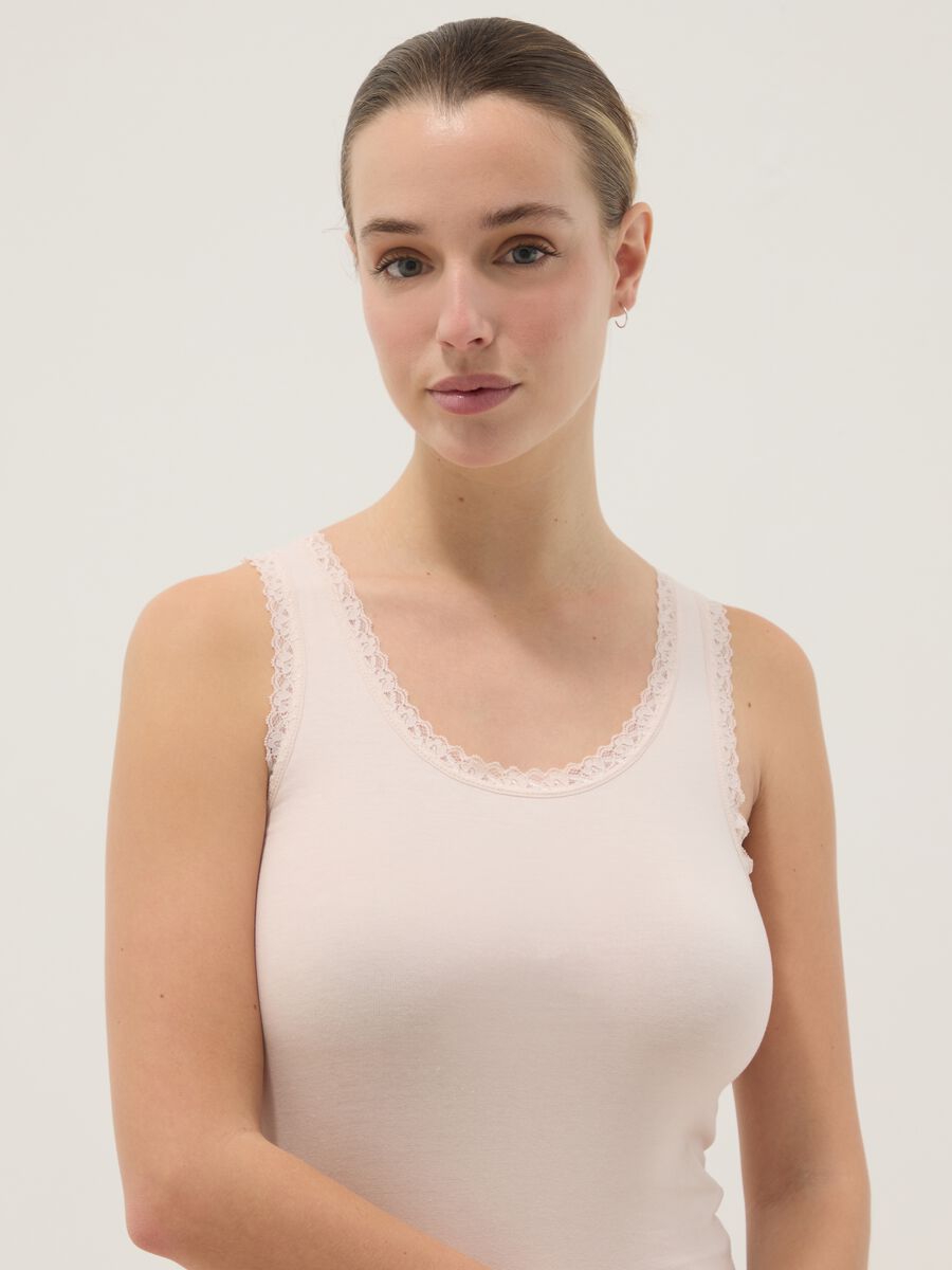 Canottiera in cotone elasticizzato beige regular fit con bordo in pizzo_1