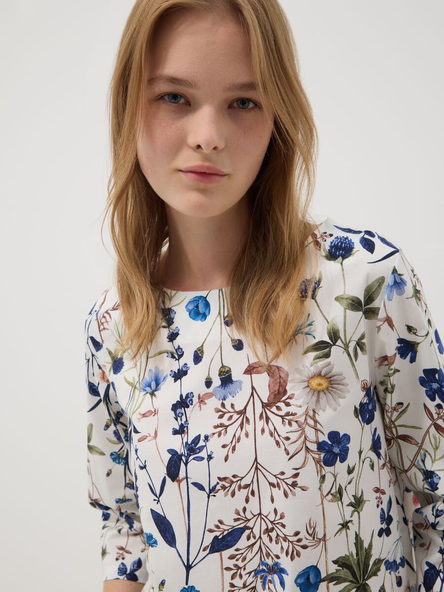Blusa bianca in cotone elasticizzato con stampa floreale_0