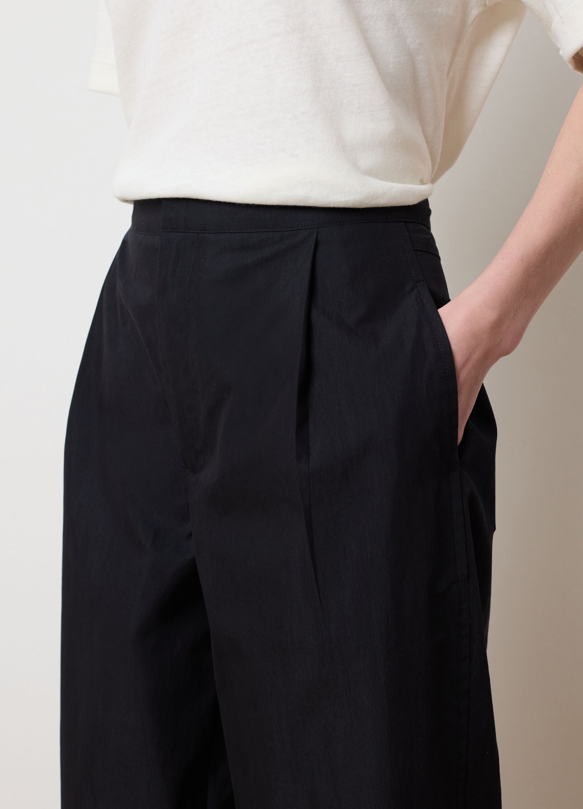Pantalone carrot fit con pinces nero