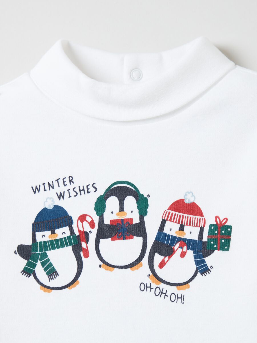 T-shirt a collo alto con stampa natalizia_2
