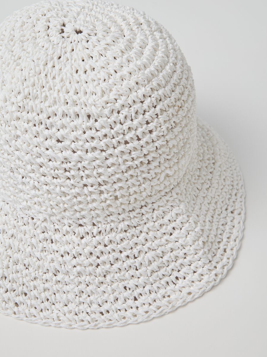 White cloche hat in woven straw_1