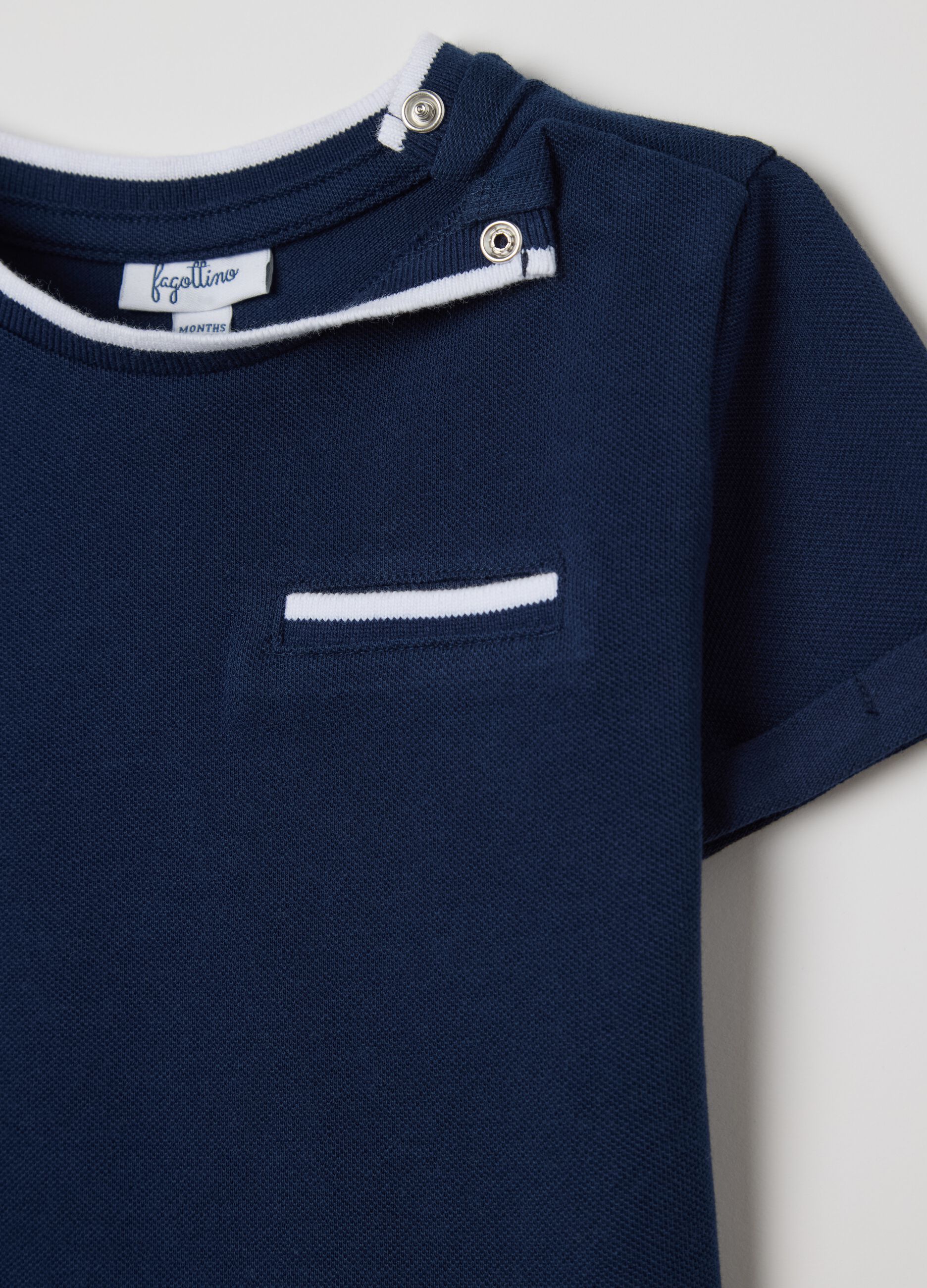 Blue T-shirt in organic cotton with welt pocket