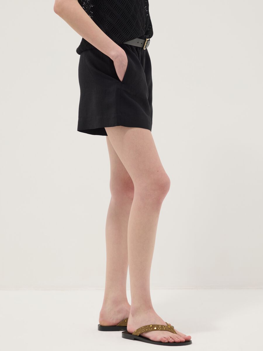 Shorts neri in misto lino e viscosa con vita elasticizzata regular fit_3