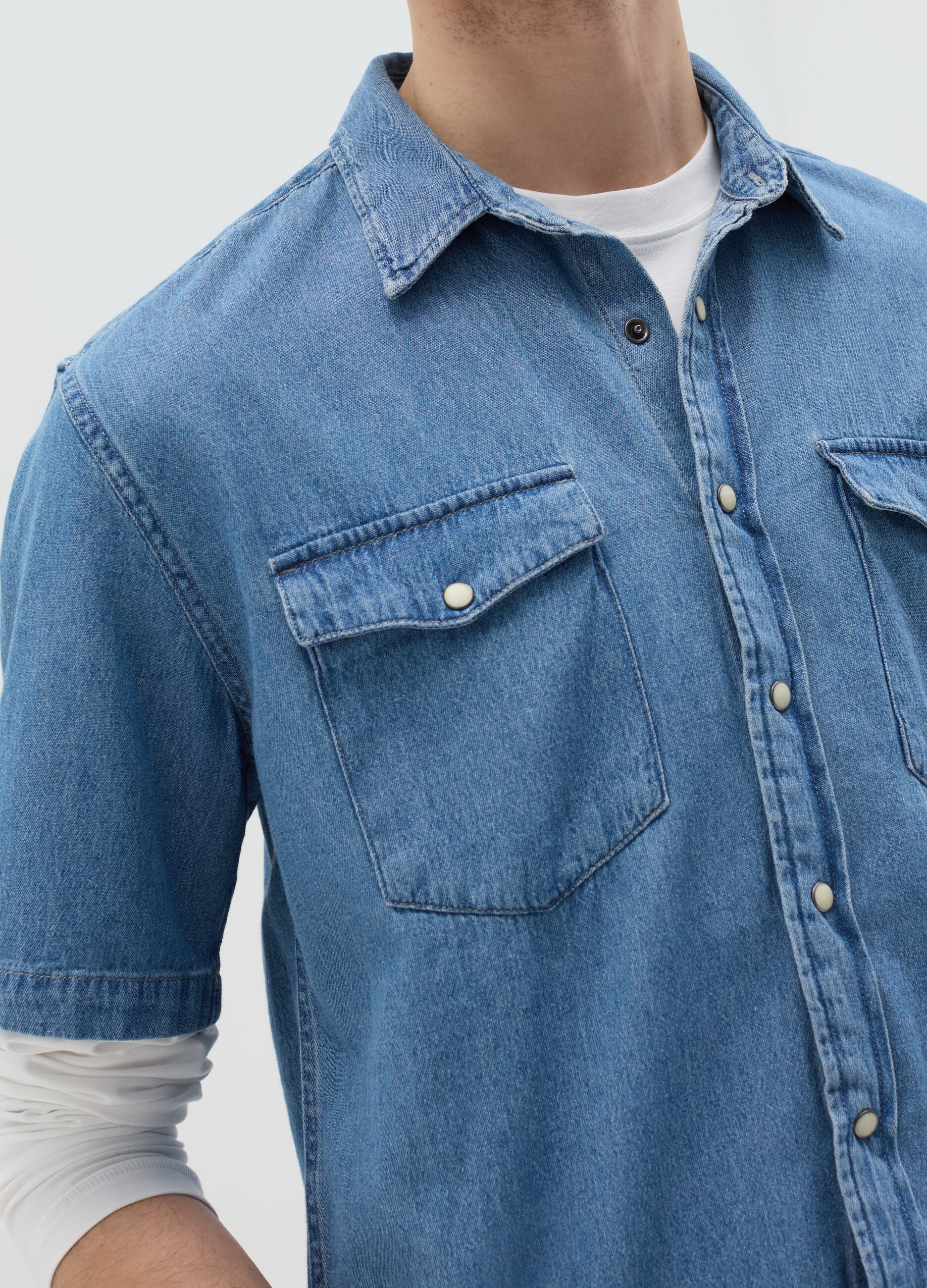 Short-sleeved shirt in denim with pockets
