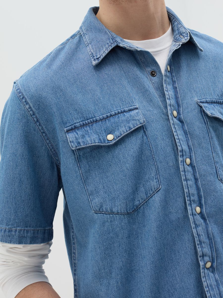 Short-sleeved shirt in denim with pockets_2