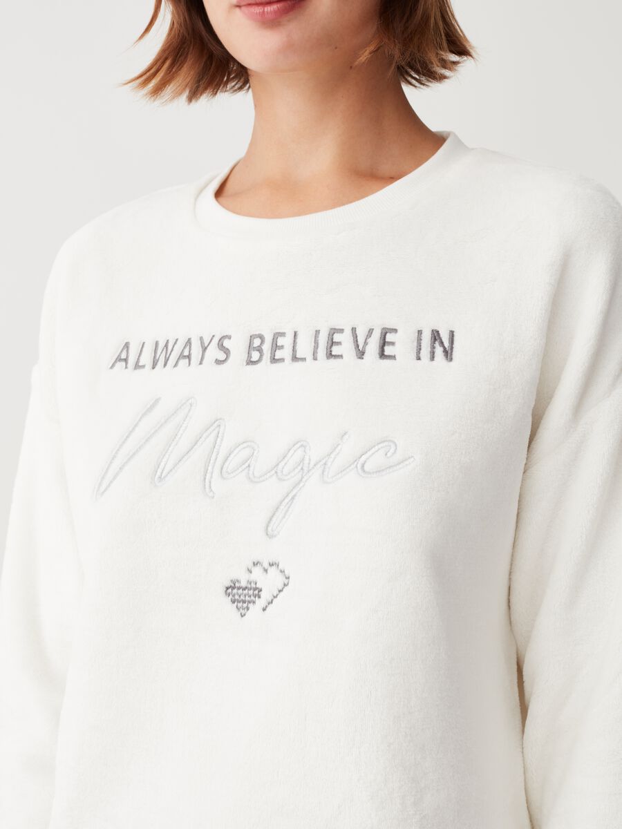Top pigiama con ricamo lettering e cuoricini_3