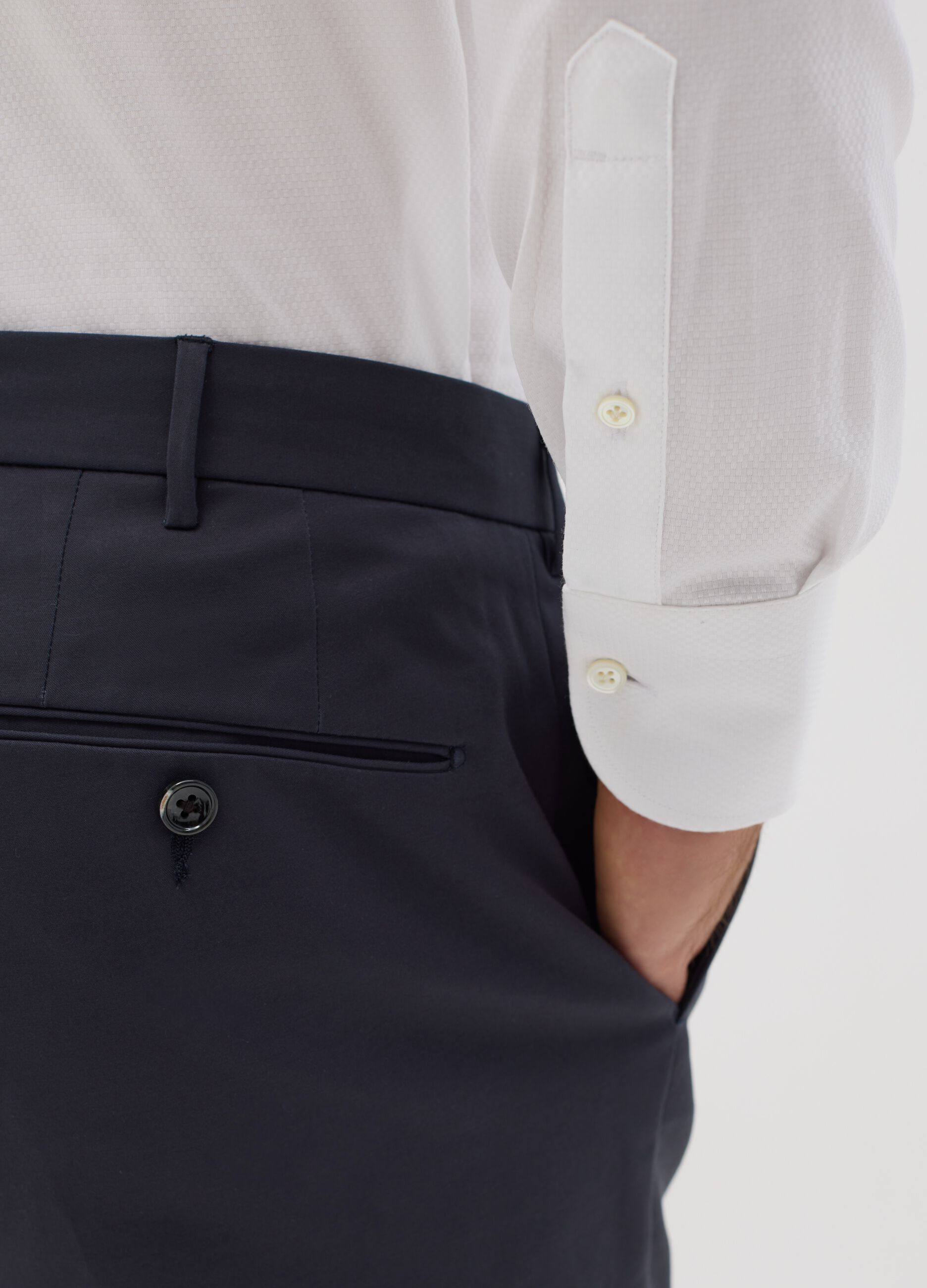 Men’s white regular-fit shirt in 100% cotton with cutaway collar