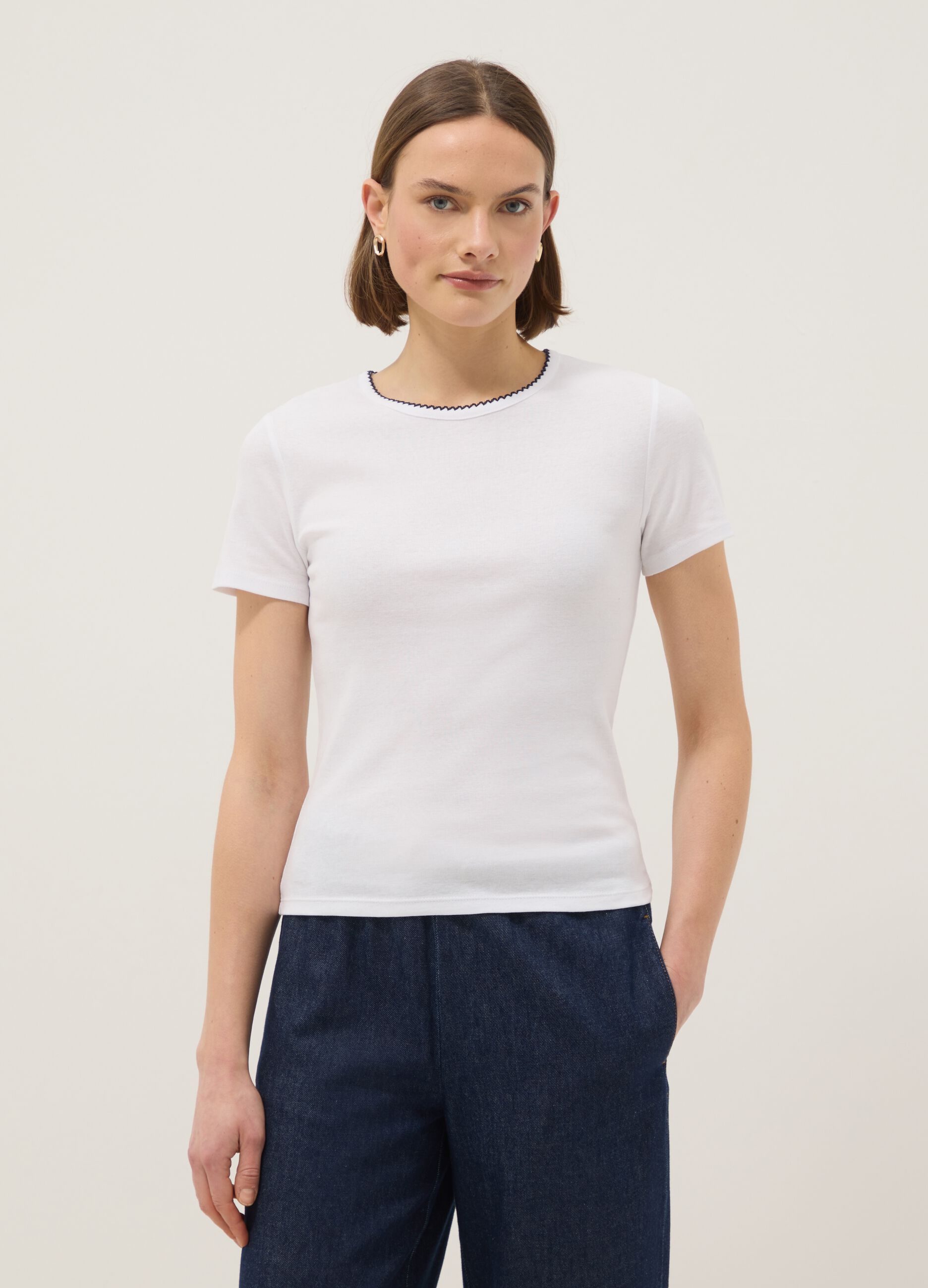 T-shirt in puro cotone bianco regular fit con cucitura a contrasto
