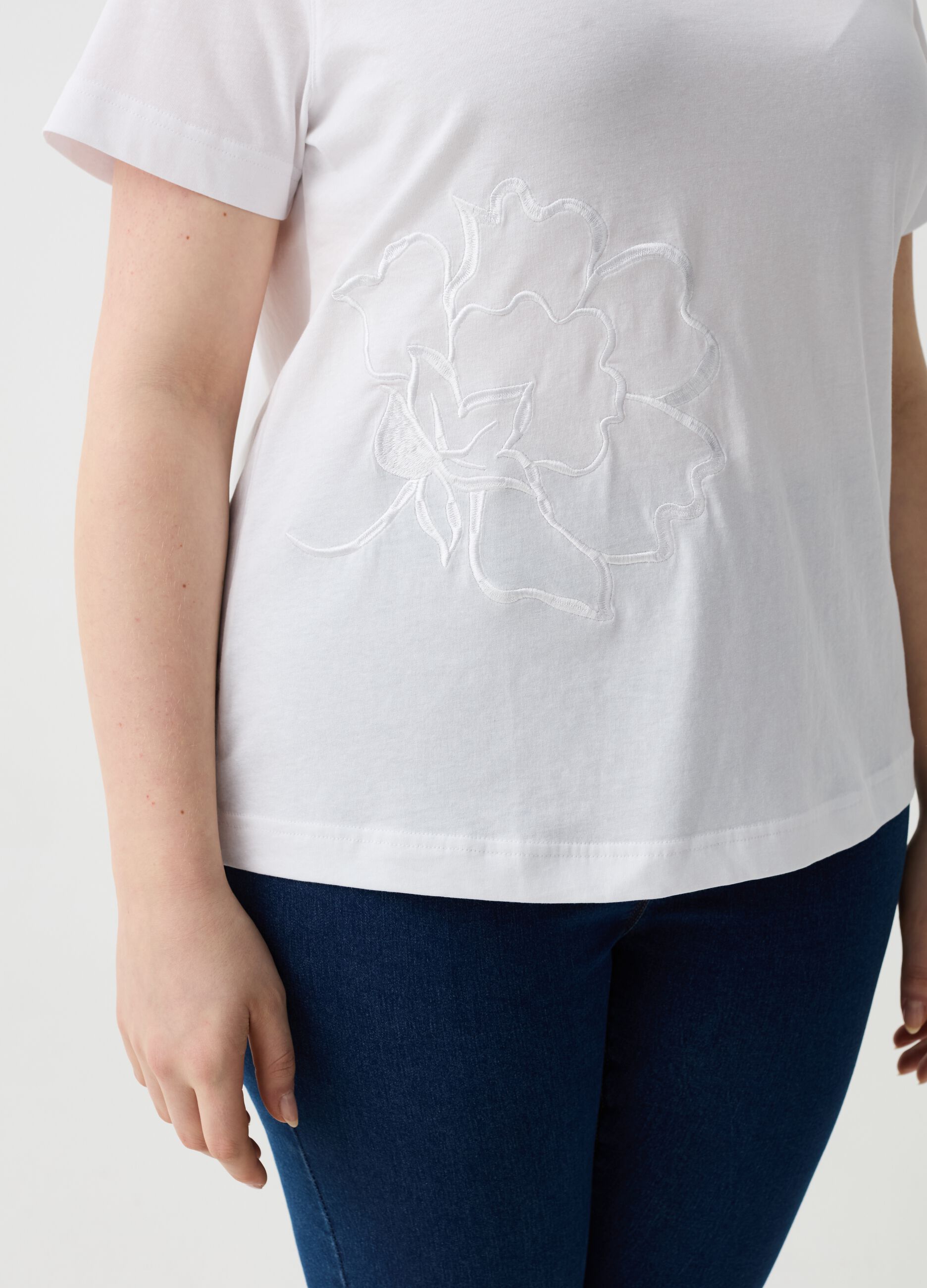 Curvy T-shirt with floral embroidery